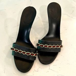 Gucci leather sandal with chain detail